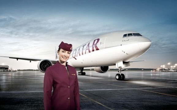 Qatar_Airways_hostess_en_vliegtuig