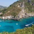 Strand en bezienswaardigheden van zonovergoten Corfu