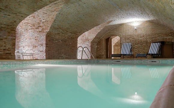 Frankrijk Auvergne hotel swimming pool